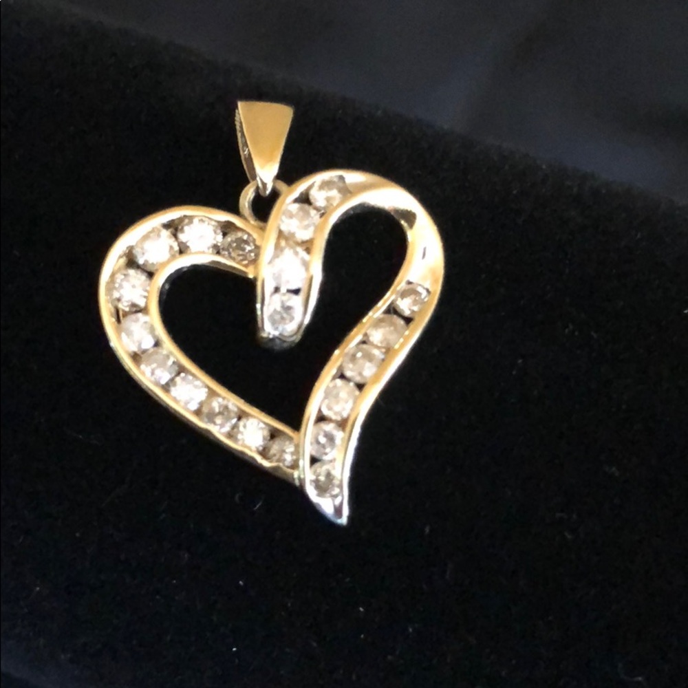 🎉HP🎉Genuine Diamonds set in 10K Gold